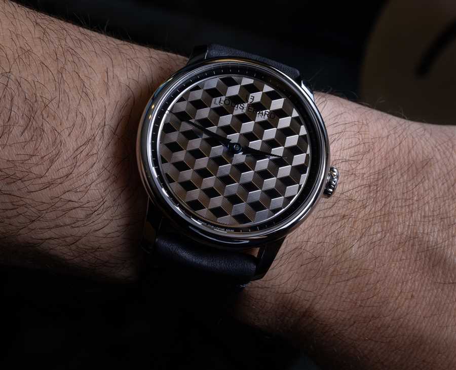 Louis Erard Excellence Guilhoché Main I